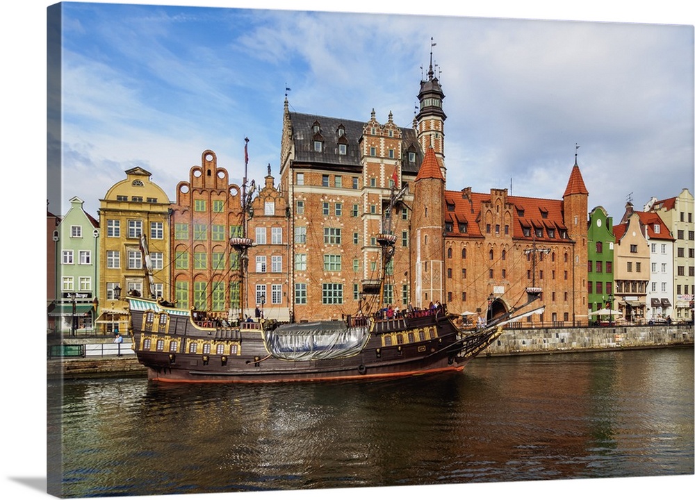 Motlawa River and Mariacka Gate, Old Town, Gdansk, Pomeranian Voivodeship, Poland