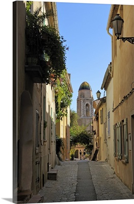 Narrow back street, St. Tropez, Var, Provence, Cote d'Azur, France, Europe