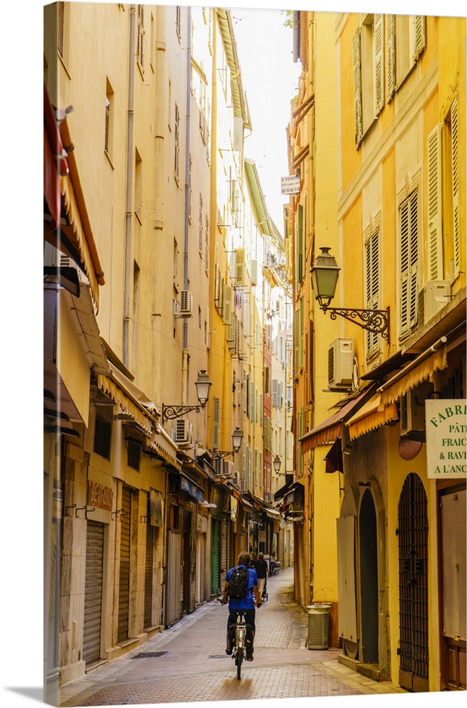 Narrow street in the Old Town, Vieille Ville, Nice, Alpes-Maritimes, Cote d'Azur, Provence, French Riviera, France, Medite...