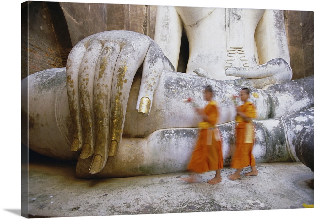 Novice monks and Phra Atchana Buddha statue, Wat Si Chum, Sukhothai, UNESCO World Heritage Site, Sukhothai Province, Thail...