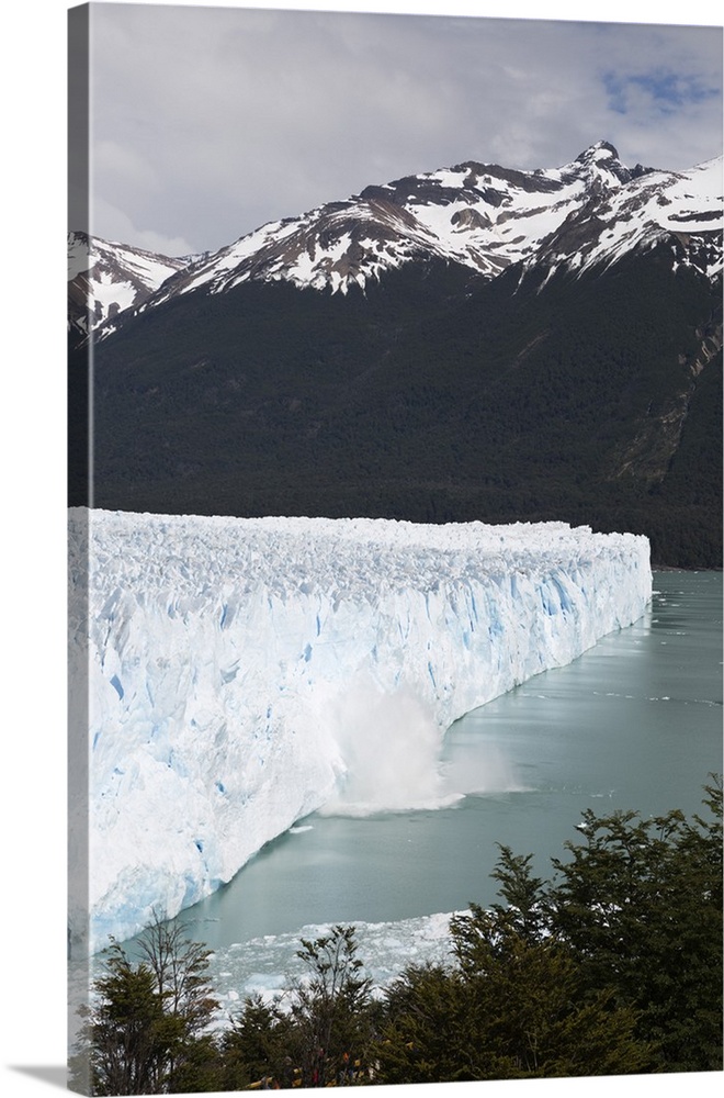 Perito Moreno Glacier on Lago Argentino, El Calafate, Parque Nacional Los Glaciares, UNESCO World Heritage Site, Patagonia...