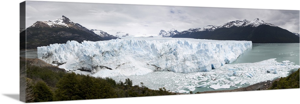 Perito Moreno Glacier on Lago Argentino, El Calafate, Parque Nacional Los Glaciares, UNESCO World Heritage Site, Patagonia...