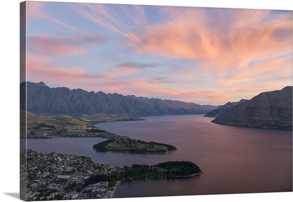 Pink clouds over Lake Wakatipu and the Remarkables, dusk, Queenstown, Queenstown-Lakes district, Otago, South Island, New ...