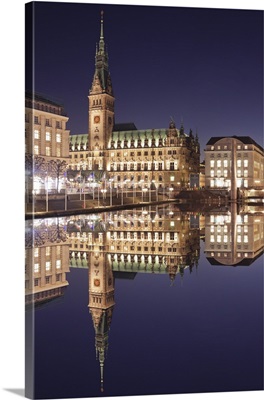 Rathaus reflecting at Kleine Alster Lake, Hamburg, Hanseatic City, Germany