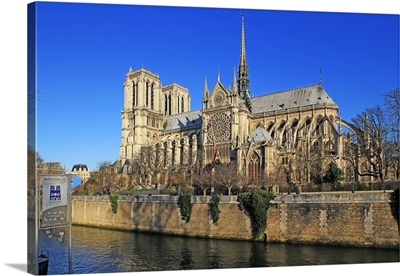 Seine River with Notre Dame Cathedral, Paris, Ile de France, France