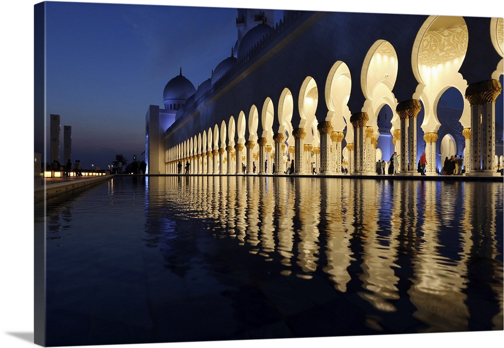 Sheikh Zayed Mosque at dusk, Abu Dhabi, United Arab Emirates, Middle East.