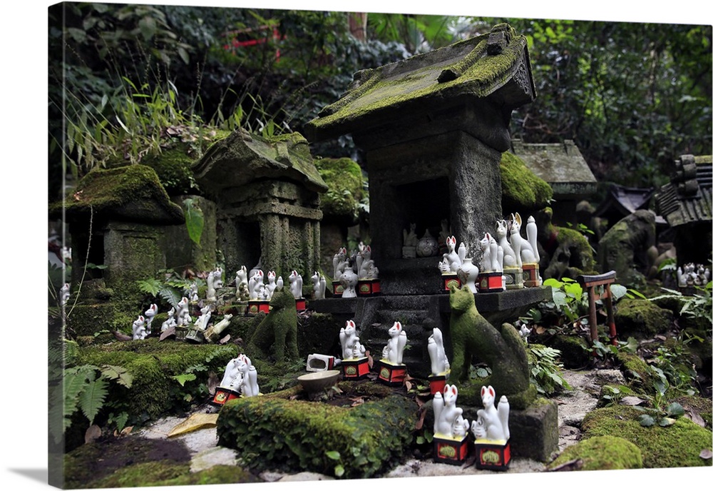 Shinto shrine in the Kamakura hills, Honshu, Japan, Asia