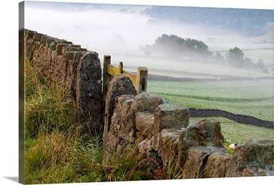 Stone Fence, Burnsall, Yorkshire Dales National Park, Yorkshire, England, UK