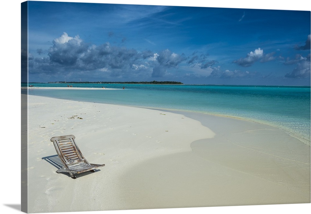 Sun chair on a white sand beach and turquoise water, Sun Island Resort, Nalaguraidhoo island, Ari atoll, Maldives, Indian ...