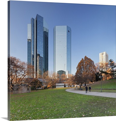 Taunusanlage Park with Deutsche Bank and Opernturm skyscraper, Frankfurt, Hesse, Germany