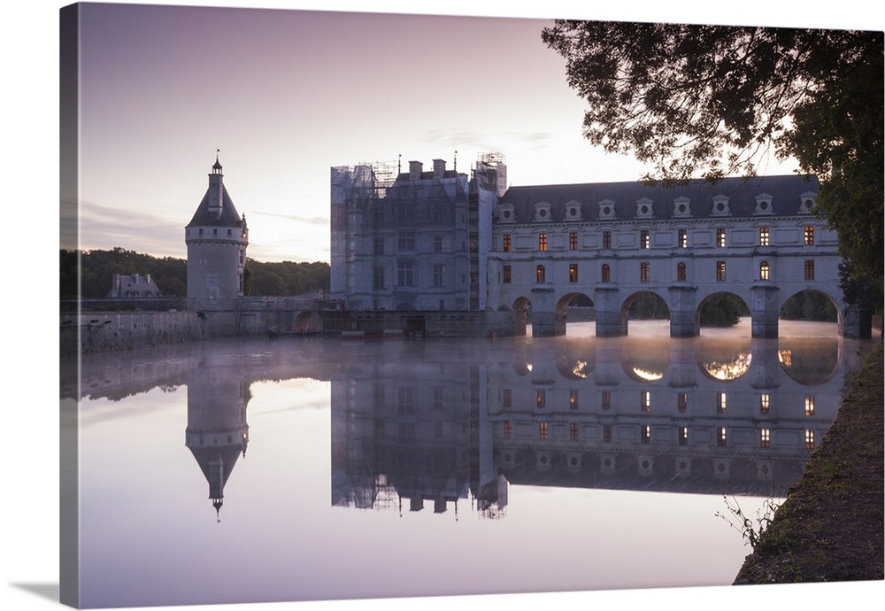 The chateau of Chenonceau reflecting in the waters of the River Cher at dawn, Indre-et-Loire, Loire Valley, UNESCO World H...
