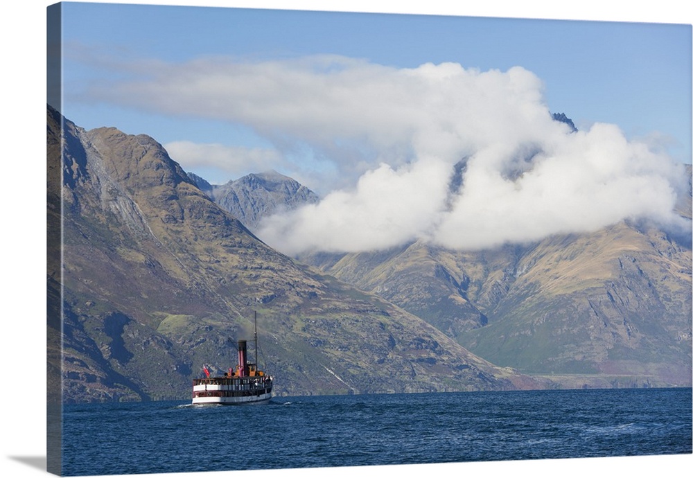 The steamship TSS Earnslaw on Lake Wakatipu, clouds over Walter Peak, Queenstown, Queenstown-Lakes district, Otago, South ...