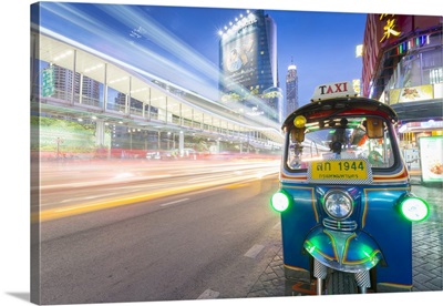 Traffic and Tuk Tuk on Ratchadamri Road, Bangkok, Thailand, Southeast Asia