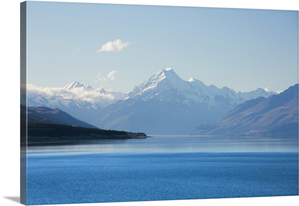 View across tranquil Lake Pukaki to Aoraki (Mount Cook), near Twizel, Mackenzie district, Canterbury, South Island, New Ze...