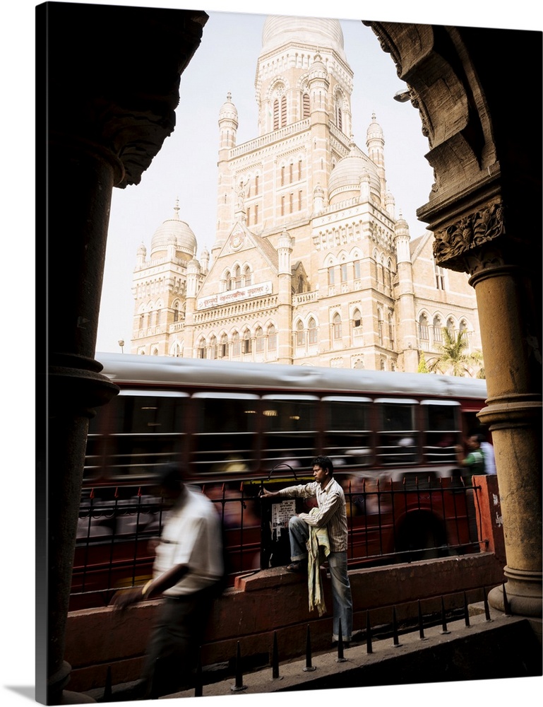 View through arch of Mumbai Municipal corporation building, Mumbai (Bombay), India, South Asia