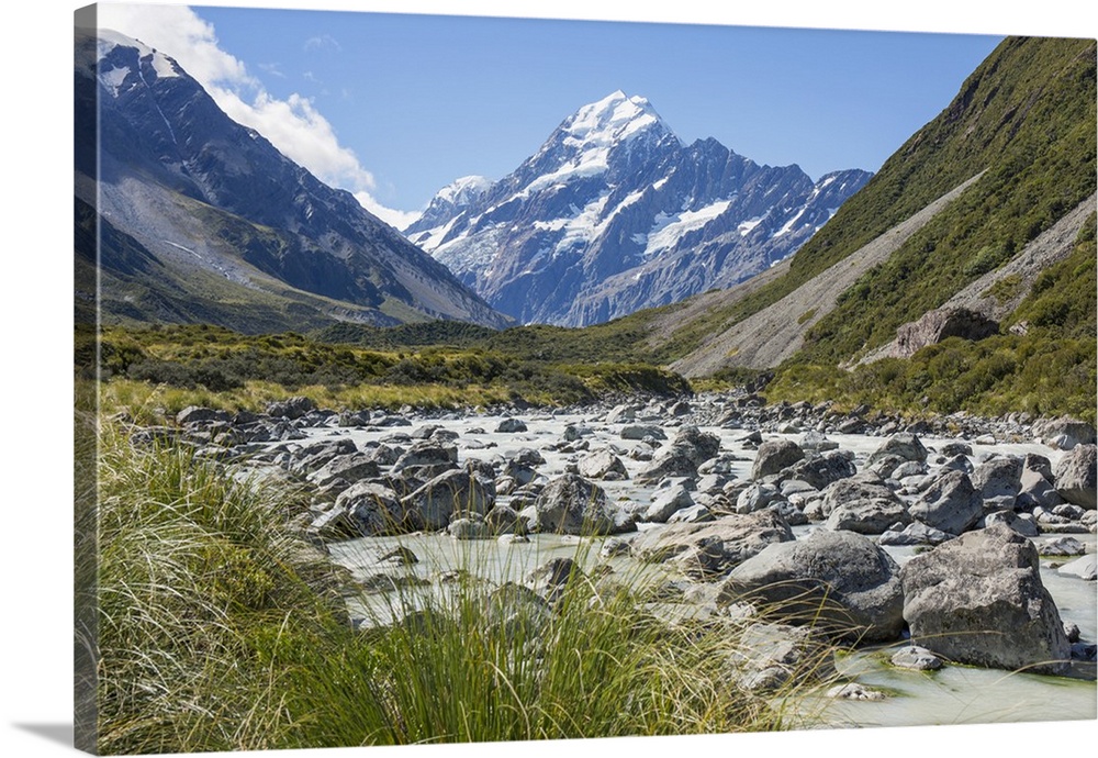 View up the Hooker Valley to Aoraki (Mount Cook), Aoraki (Mount Cook) National Park, UNESCO World Heritage Site, Mackenzie...