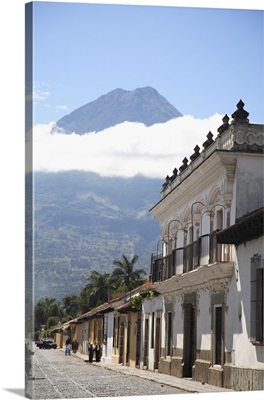 Volcano, Vulcan Agu and colonial architecture, Antigua, Guatemala