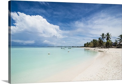 White sand and turquoise water in the beautiful lagoon of Funafuti, Tuvalu