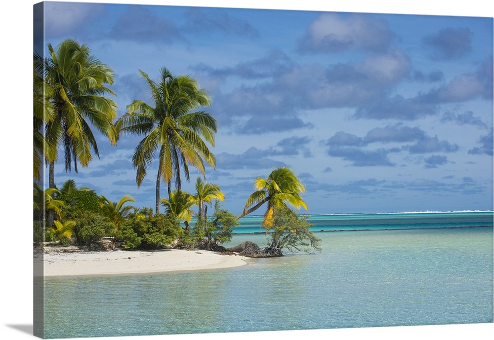 White sand bank in the turquoise waters of the Aitutaki lagoon, Rarotonga and the Cook Islands