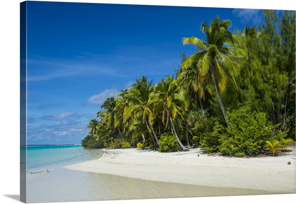 White sand bank in the turquoise waters of the Aitutaki lagoon, Rarotonga and the Cook Islands