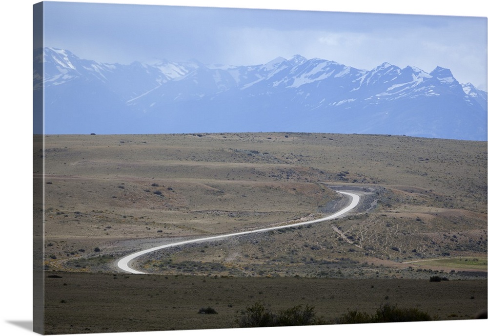 Winding desert road and Andes mountains, El Calafate, Parque Nacional Los Glaciares, UNESCO World Heritage Site, Patagonia...