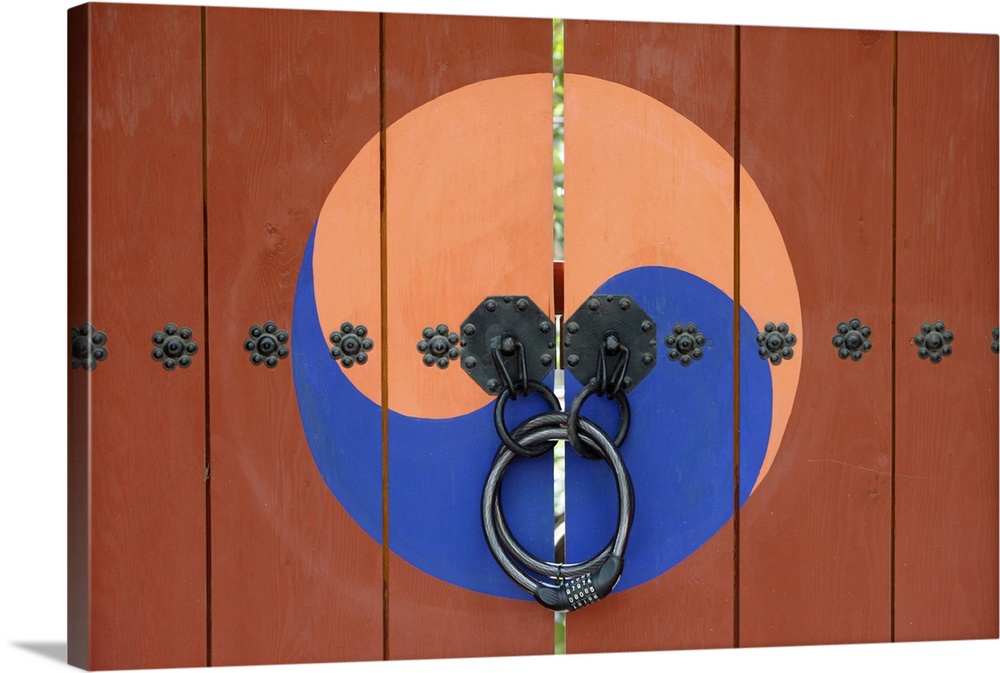 Yin and yang symbols on temple door, Seoul, South Korea, Asia.