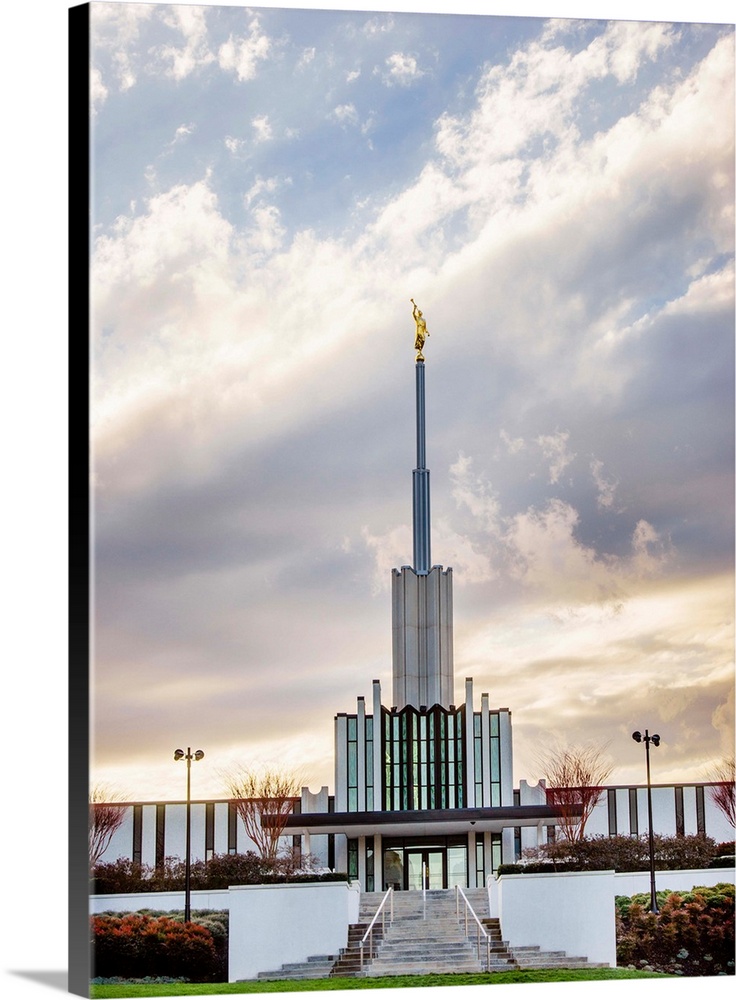 The Atlanta Georgia Temple is located in the Sandy Springs community just miles outside of Atlanta. The enormous lawn and ...