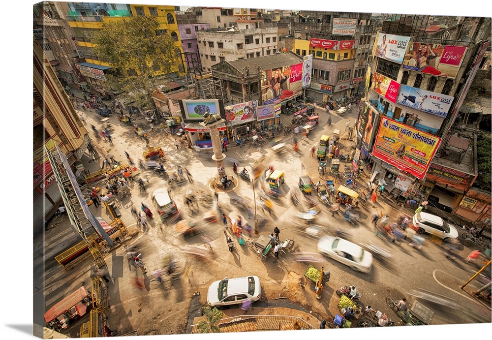 Busy intersection in the center of Varinasi, India
