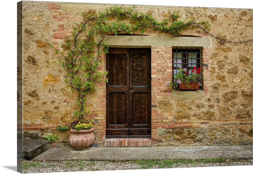 Home with flowers in Tuscany.