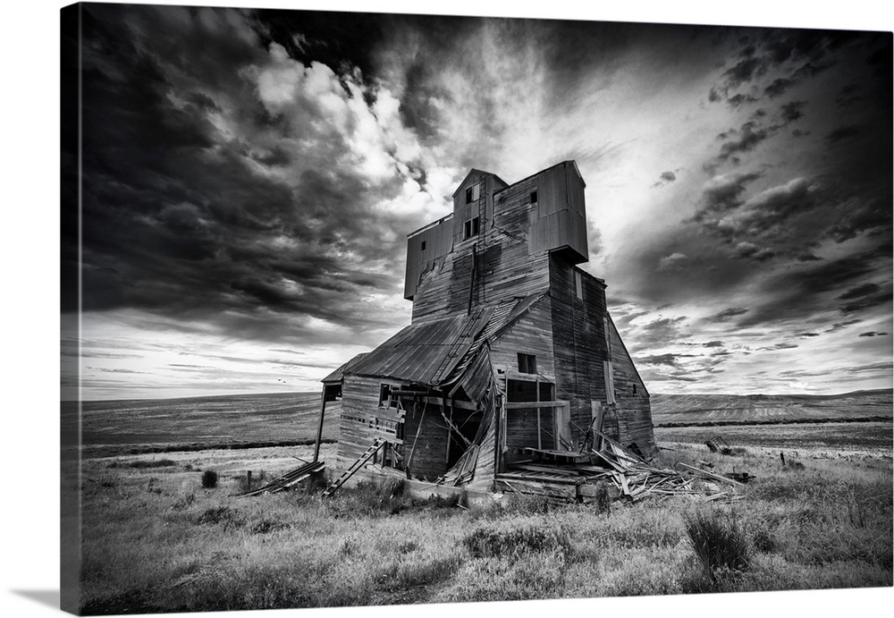 Large grain elevator in the Palouse, Washington