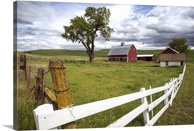 Red barn and farm in the Palouse region of Washington