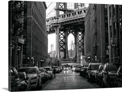 Sidestreet with a view of the Manhattan Bridge in New York City