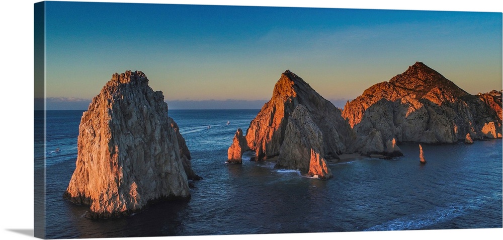 The last light of the day hits the arch in Cabo San Lucas.