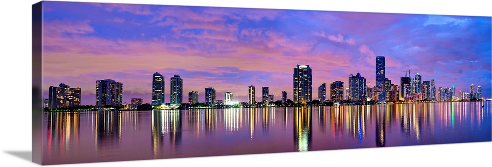 Miami, Florida skyline at Biscayne Bay.