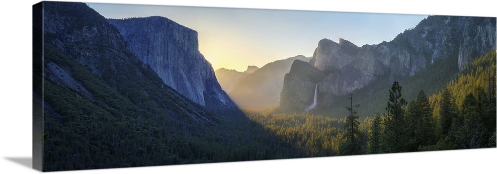 Sunrise At The Tunnel View In Yosemite National Park, California