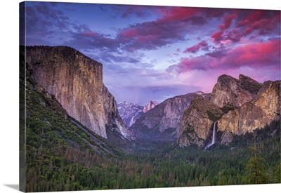 Vibrant Sunset Over Tunnel View In California's Yosemite National Park
