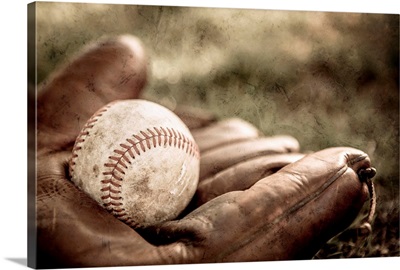 Vintage style baseball glove and ball