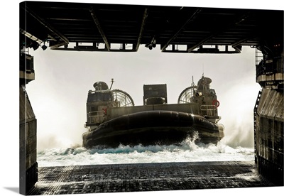 A landing craft air cushion prepares to enter the well deck of the USS Bonhomme Richard
