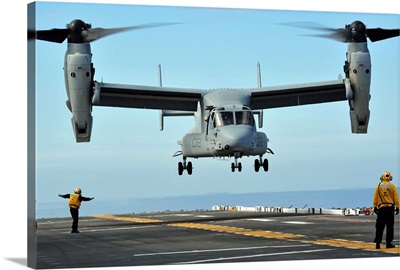 A MV-22 Osprey aircraft prepares to land on the flight deck