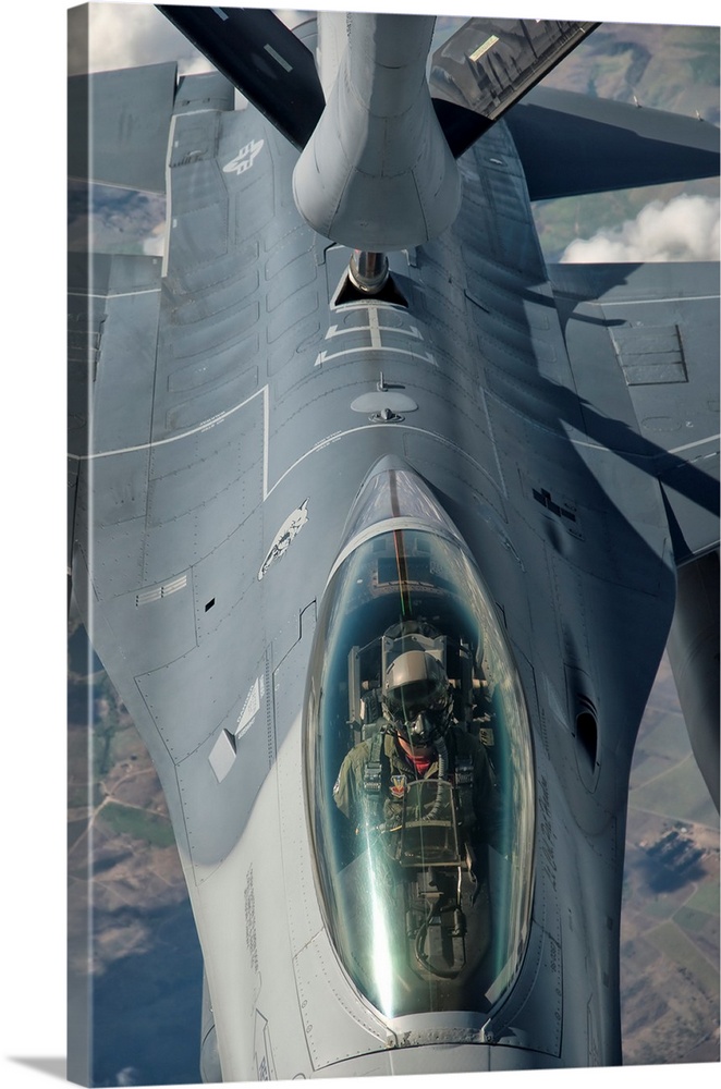 A U.S. Air Force F-16C Fighting Falcon receives in-flight refueling.