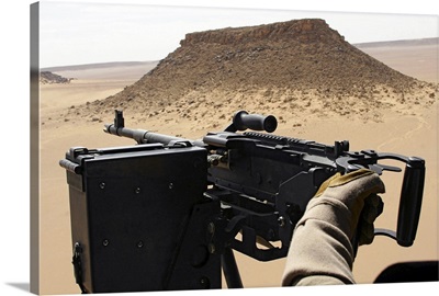 A UH60 Blackhawk crew chief holds an M240G medium machine