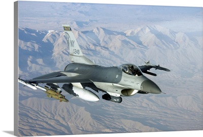 A US Air Force F-16C Fighting Falcon in flight over Afghanistan