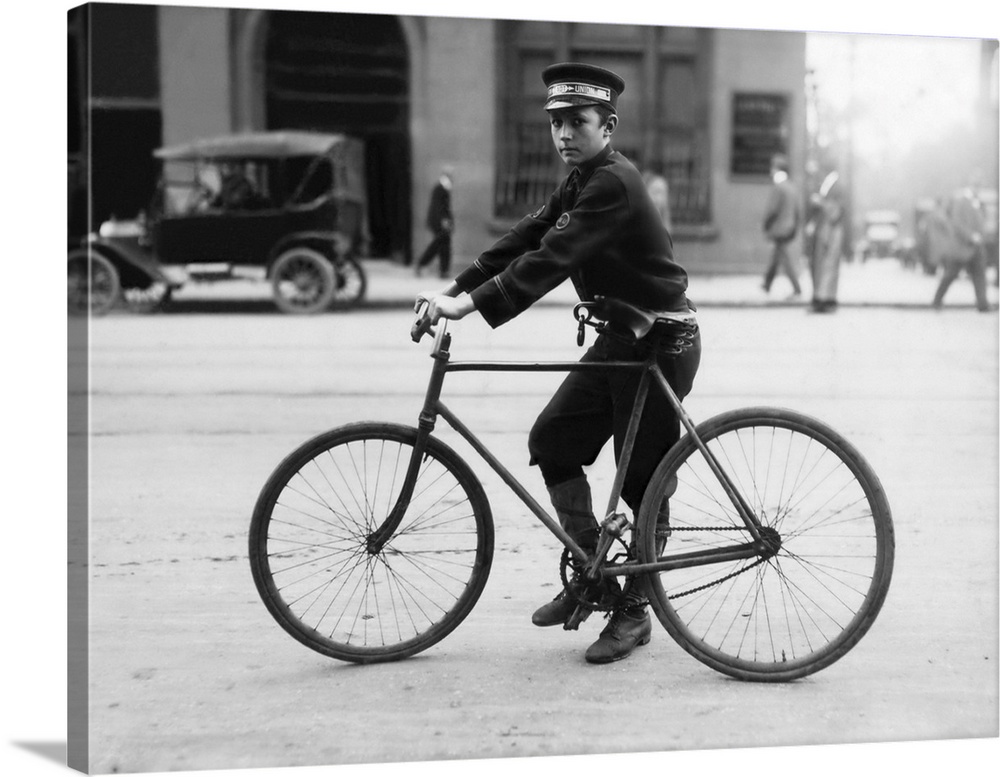 A young bike messenger in Birmingham, Alabama, 1914.