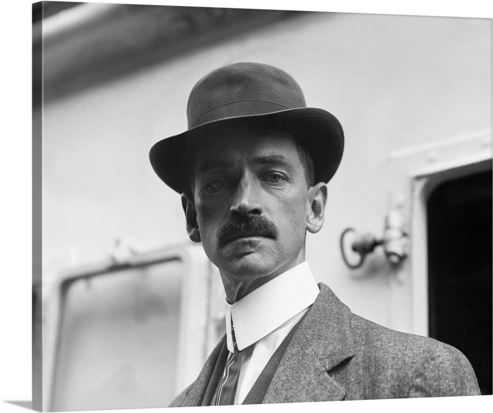 American history photograph of Glenn Curtiss in an undated portrait.