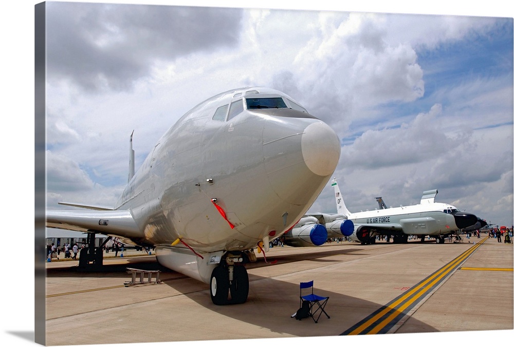 An E8C Joint STARS and a RC135V/W Rivet Joint aircraft