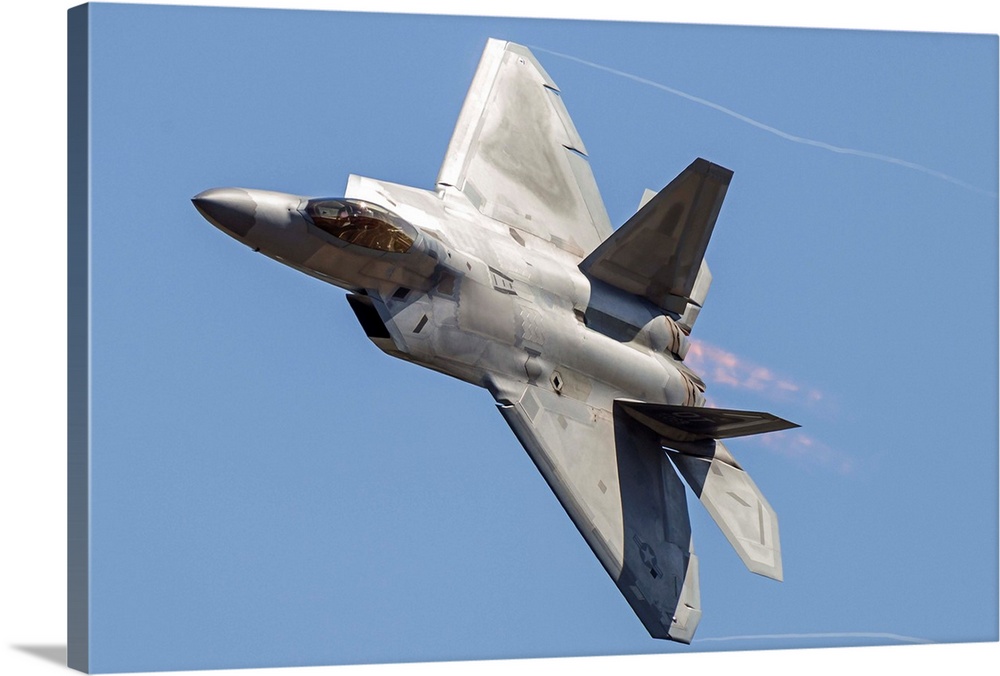 An F-22A Raptor of the U.S. Air Force turns at high speed.