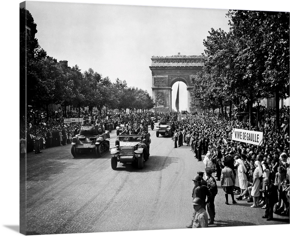 Long line of crowds watching the entrance of Allied troops after the liberation of Paris, August 26, 1944.