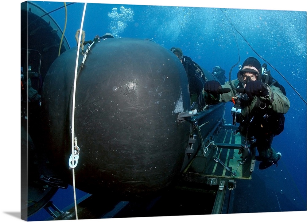 Divers prepare to launch a SEAL Delivery Vehicle.
