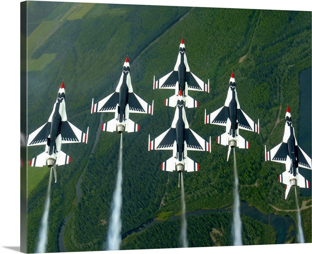 he Thunderbird aerial demonstration team performs a loop while in the Delta formation