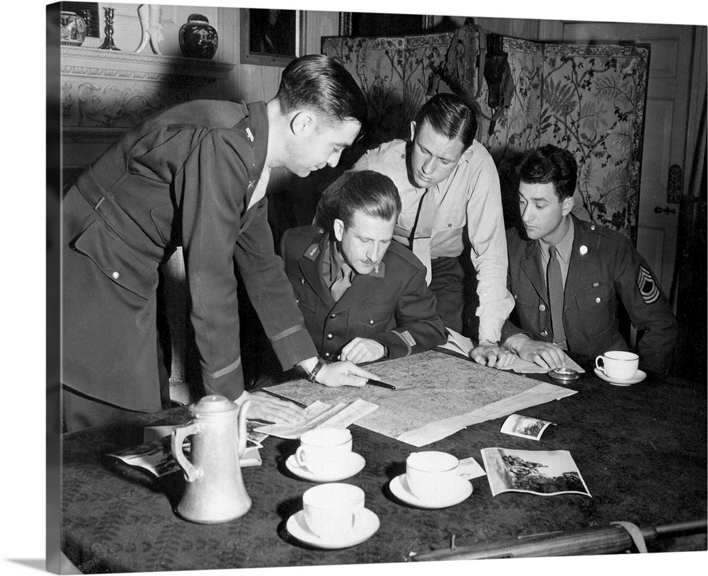 Jedburghs get instructions from briefing officer in London flat, England, 1944.